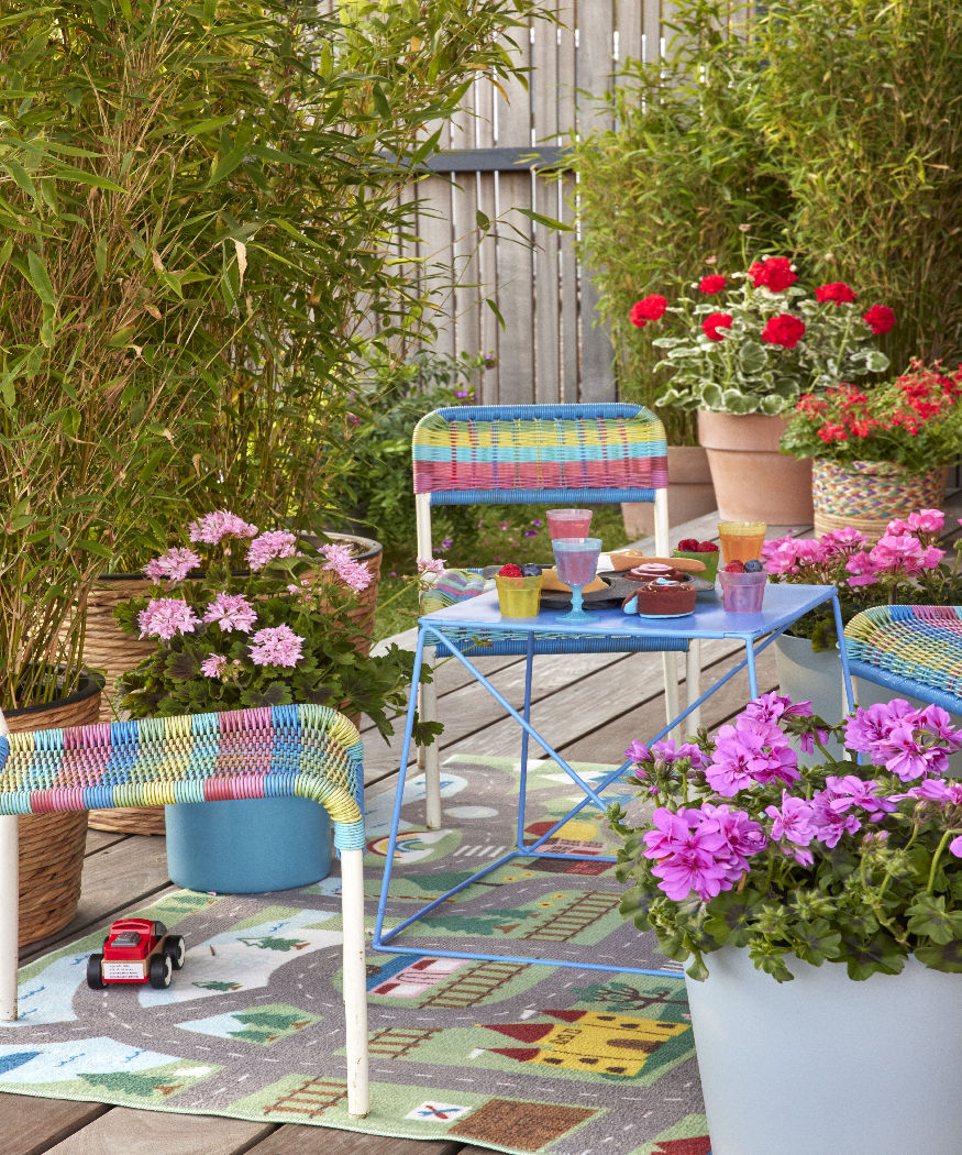 Tuinieren met kinderen. Een huis vol bloemen met geraniums
