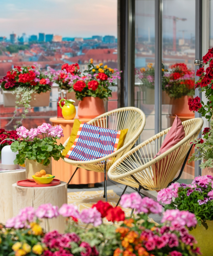 Balkon decoratie voor 2025: Onderhoudsvriendelijke trends voor de zomer 