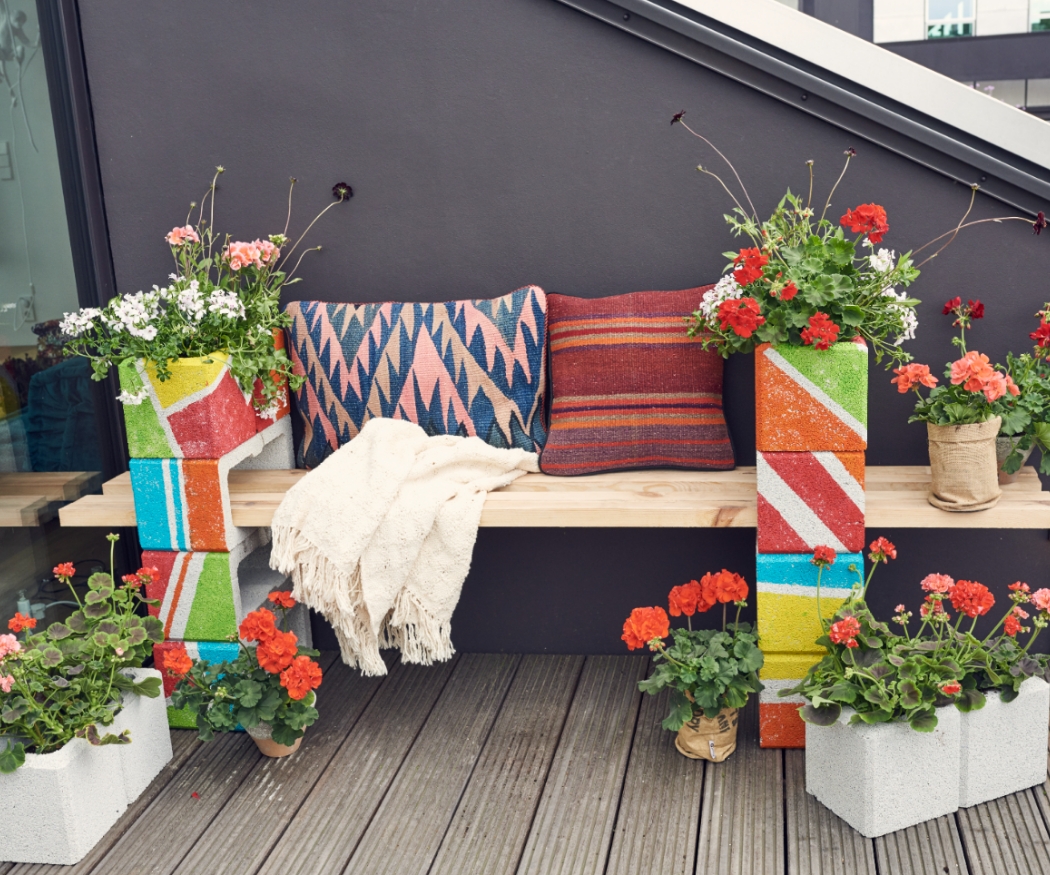 Klein, smal balkon: inrichtingsideeën met bloemen en DIY